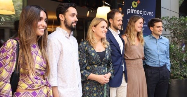 La consellera d'Economia i Hisenda de la Generalitat, Natàlia Mas, amb representants de Pimec Joves