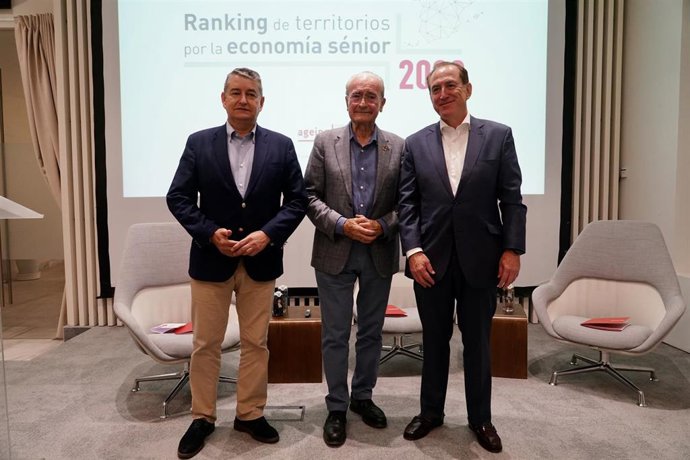 El consejero de la Presidencia, Antonio Sanz (i), el alcalde de Málaga, Francisco de la Torre (c) y el presidente de Mapfre, Antonio Huertas en la presentación del II Ránking de Territorios por la Economía Senior.