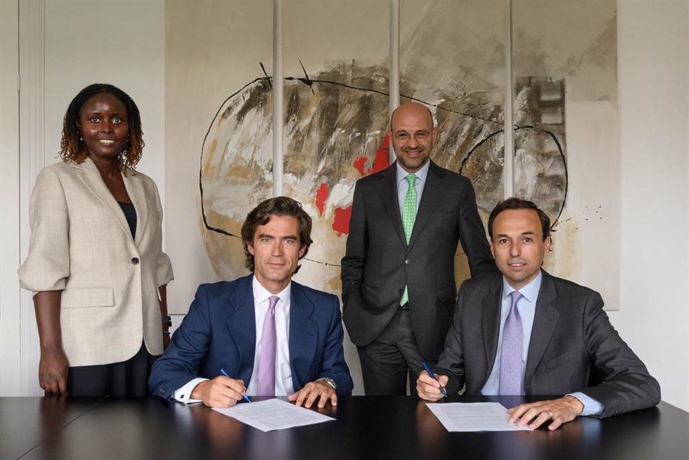 De pie: Acssana Mendes (Sustainable Investment Banking CA-CIB), Toni Serra (Director General Iberia & ESG Healthcare Activos). Sentados: Guillermo Bergareche (Head Real Estate Iberia CA-CIB), Albert Fernandez (CEO Healthcare Activos)