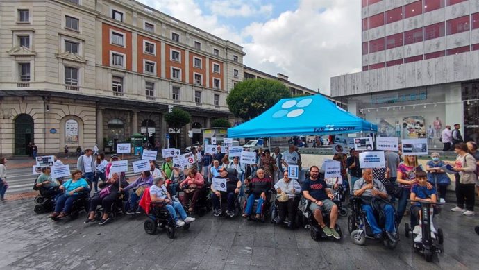 Discapacitados de Fekoor se concentran en Bilbao para pedir a Renfe accesibilidad en sus estaciones
