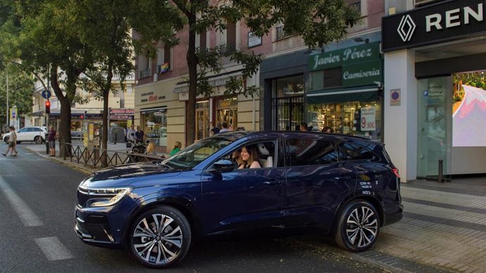 Entrega del nuevo Espace E-Tech full hybrid a una clienta en un concesionario de Valladolid