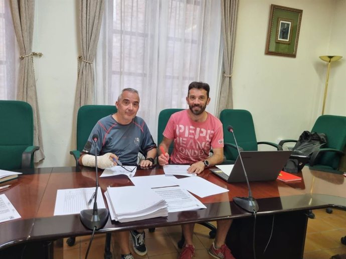 Juan Antonio Gil y Enrique Pueyo firman la renovación del convenio