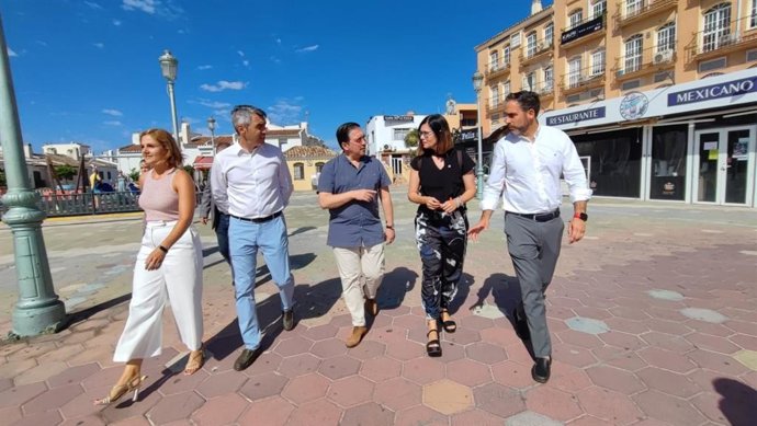 José Manuel Albares, ministro de Asuntos Exteriores, junto a candidatos de las listas del PSOE al Congreso y Senado por Málaga