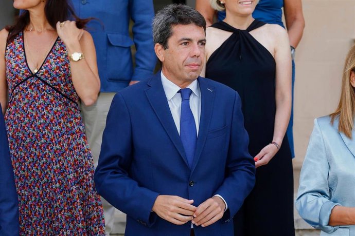 El presidente de la Generalitat, Carlos Mazón, en la foto de familia antes de la primera reunión del Pleno del Consell