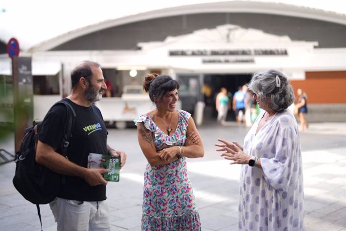 Las candidatas de Adelante Andalucía Teresa Rodríguez y Pilar González, en Algeciras (Cádiz).