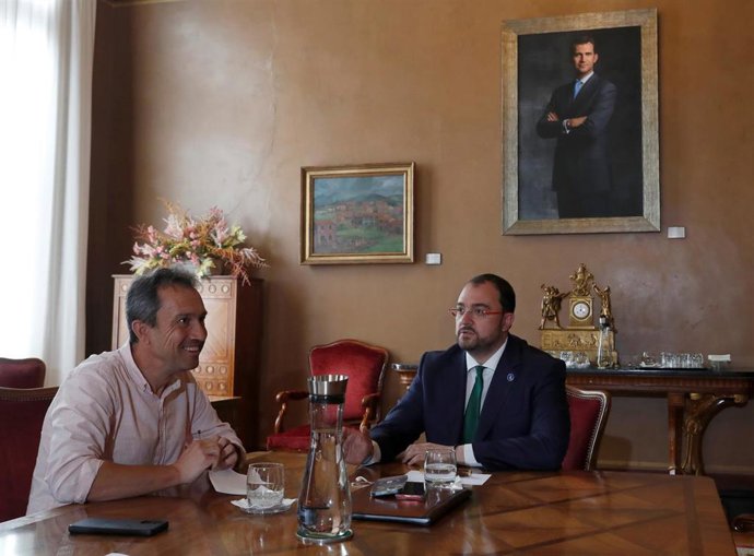 Imagen de archivo de la reunión entre Ovidio Zapico y Adrián Barbón en la Junta General del Principado