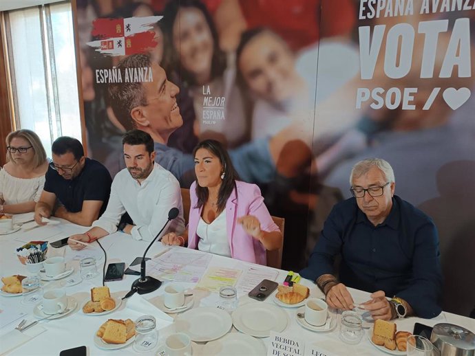 La secretaria de Organización del PSOE-CyL, Ana Sánchez, flanqueada por los candidatos del PSOE de Zamora a Congreso y Senado, Antidio Fagúndez y José Fernández