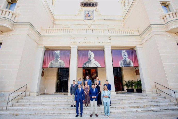 Foto de familia, el presidente de la Generalitat, Carlos Mazón (c), junto a consellers de la Generalitat valenciana, antes de la primera reunión del Pleno del Consell, en el Museo Arqueológico de Alicante MARQ