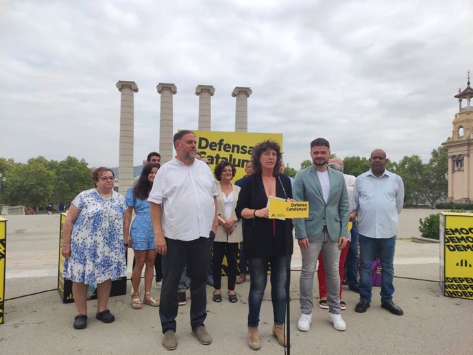 El presidente de ERC, Oriol Junqueras, la número 2 al Congreso por Barcelona, Teresa Jord, y el candidato de ERC al Congreso por Barcelona, Gabriel Rufián, en un mítin de ERC