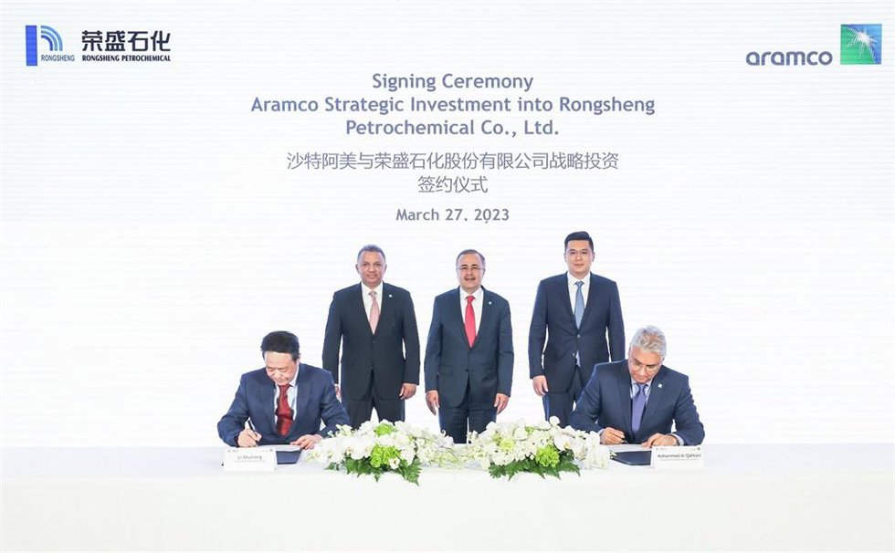 Archivo - Amin H. Nasser, Aramco President & CEO (center), attends the signing ceremony for Aramcos acquisition of a 10% interest in Rongsheng Petrochemical Co. Ltd. 