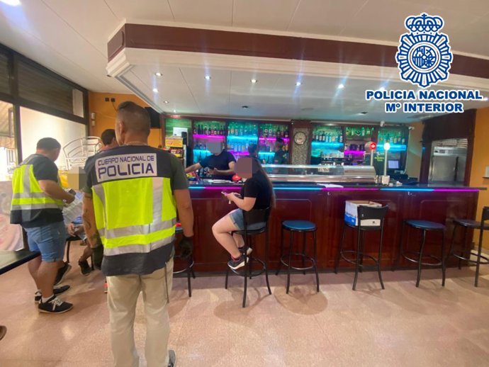 Agentes de la policía nacional en uno de los locales