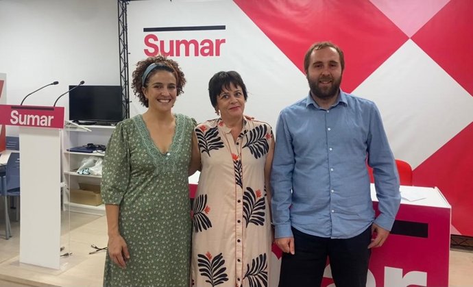 Los candidatos por Sumar La Rioja al Congreso y Senado, Diego Mendiola y Eunate García, acompañados por la parlamentaria Henar Moreno.