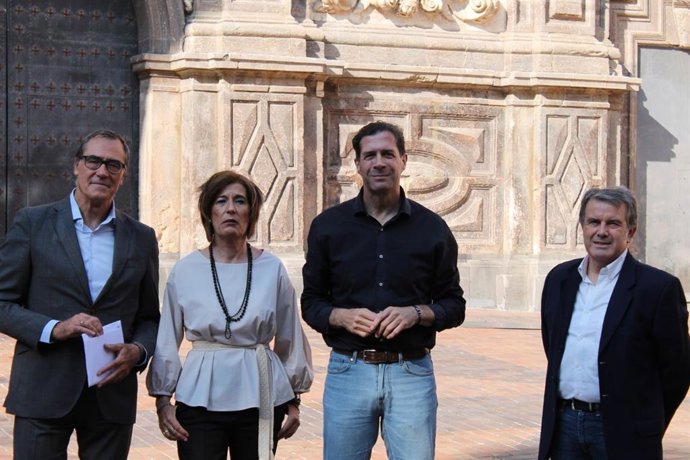 Pedro Fernández, junto a otros candidatos en la Plaza del Justicia
