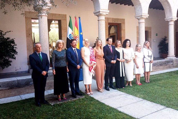La presidenta de la Junta de Extremadura y su Consejo de Gobierno