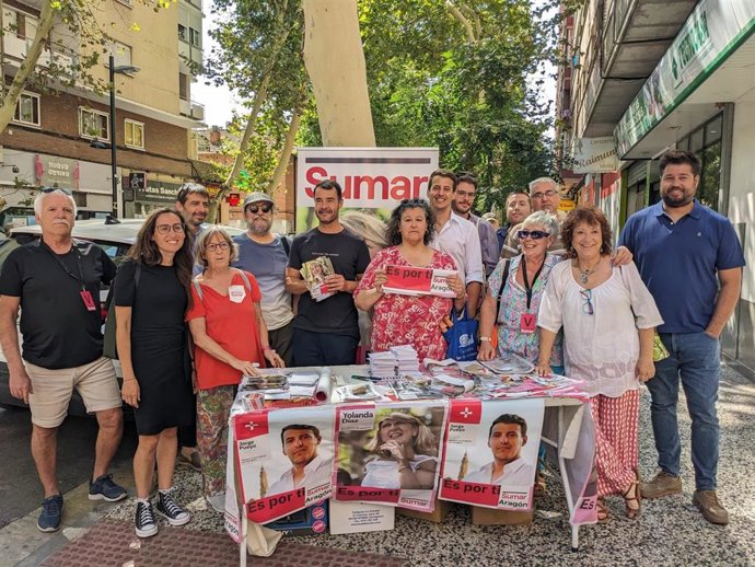Mesa informativa de Sumar-Aragón en el barrio de La Jota.