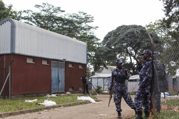 Archivo - KASESE, June 19, 2023  -- Members of security forces guard outside the Bwera hospital mortuary in Mpondwe, Uganda, June 18, 2023. Calm has returned to Mpondwe town in Uganda's southwestern district of Kasese, where the Allied Democratic Forces