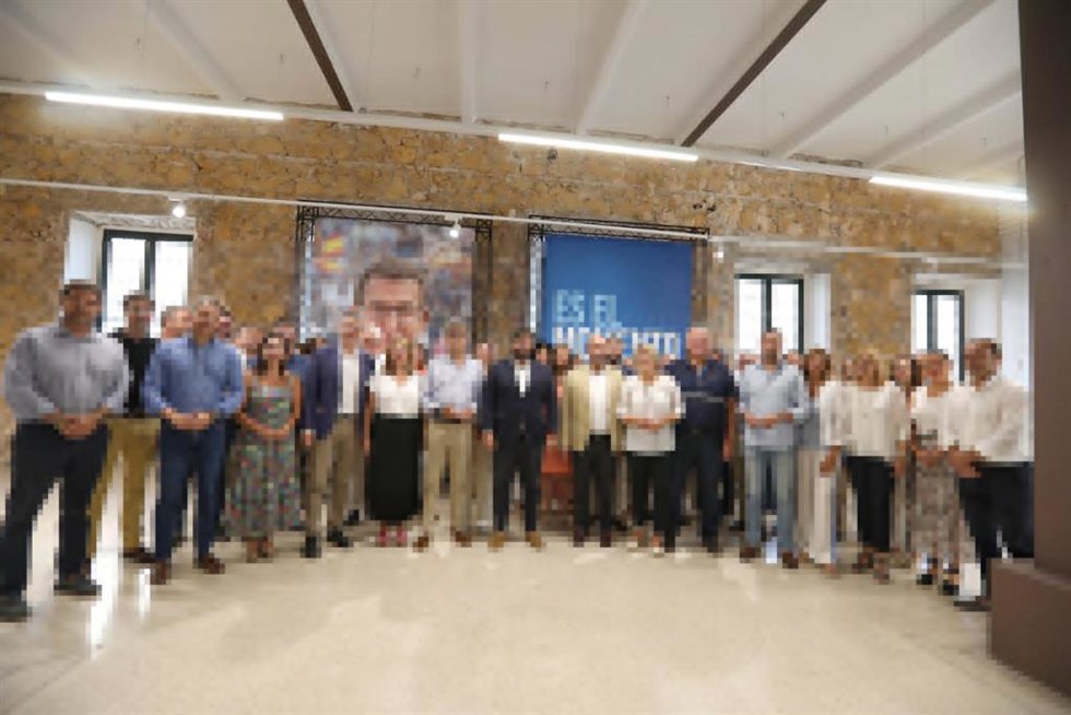Presidente del PP de la Región de Murcia, Fernando López Miras, y el vicesecretario de Coordinación autonómica y local del Partido Popular, Pedro Rollán, acompañados por los candidatos al Congreso y al Senado, los diputados regionales y alcaldes del PP