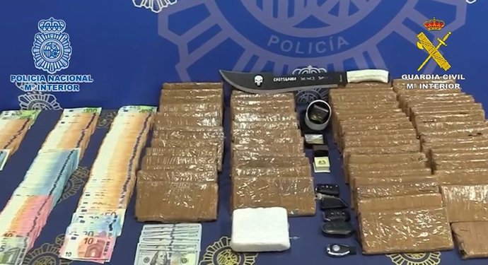 Droga, dinero y otros objetos intervenidos por los agentes de la Policía y Guardia Civil.