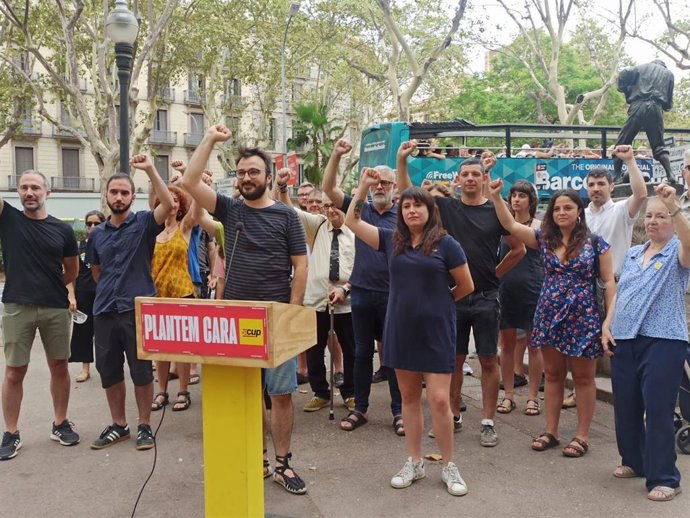 Albert Botran y Laure Vega con dirigentes y militantes de la CUP en la plaza Urquinaona de Barcelona.