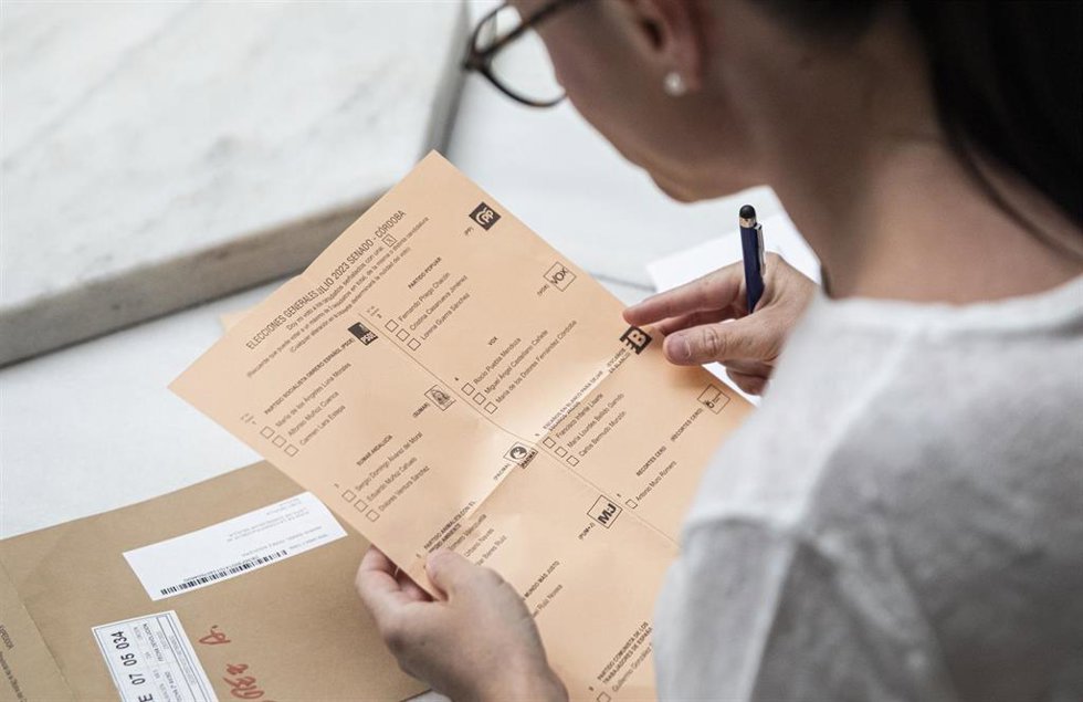 Una mujer votando por correo las elecciones del 23J un día antes de que se acabe el plazo. A 19 de julio de 2023, en Sevilla (Andalucía, España). Comisiones Obreras (CCOO) ha calculado que, con datos de la mañana de el martes, unos 800.000 solicitantes