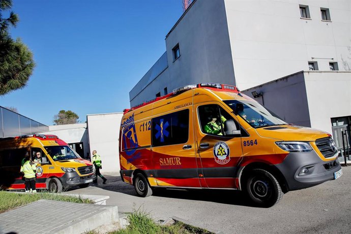 Archivo - Una ambulancia en la Base 0 de SAMUR - Protección Civil, en Casa de Campo, a 4 de enero de 2023, en Madrid (España). El principal objetivo a cumplir del SAMUR-Protección Civil es acercar en todos sus sistemas de emergencias las unidades de sop