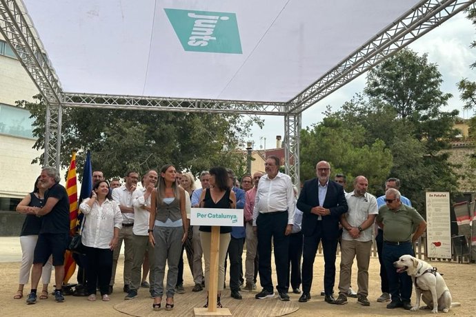 Lectura del manifiesto Compromiso con Catalunya de Junts con la cabeza de lista al Congreso, Míriam Nogueras, y otros candidatos y miembros de la ejecutiva.