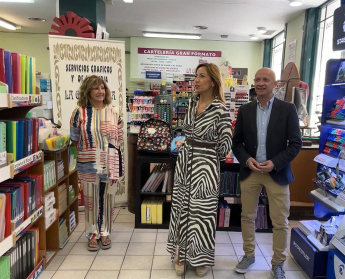 Esta mañana Natalia Chueca ha visitado una papelería del centro de Zaragoza para anunciar la medida
