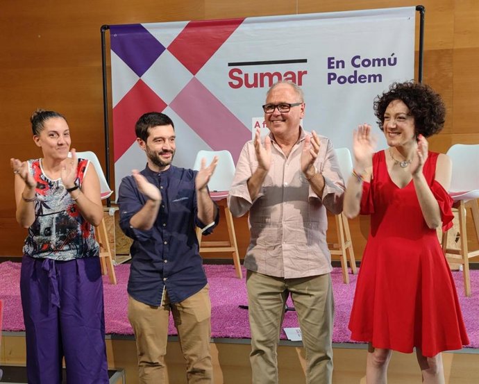 La cabeza de lista de Sumar-En Comú Podem al Congreso por Barcelona, Aina Vidal, junto con el número 1 al Congreso por Tarragona, Flix Alonso, la número 2 al Senado, Conchi Abellán, y el responsable de Internacional de Sumar, Pablo Bustinduy
