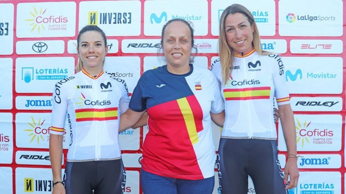 Archivo - La seleccionadora de ciclismo en ruta junto a Mavi García y Ane Santesteban, representantes españolas en los Juegos de Tokyo 2020.