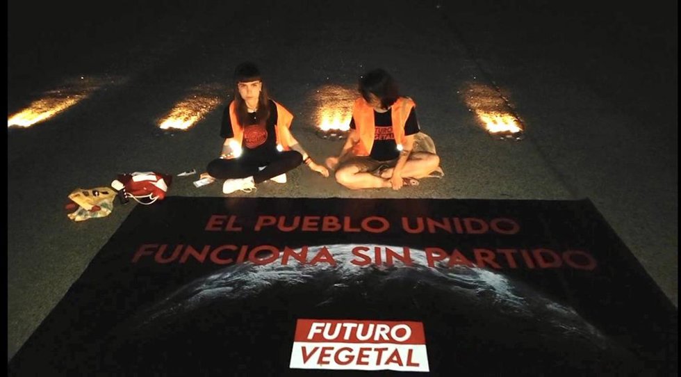 Activistas de Futuro Vegetal acceden a una pista de aterrizaje del aeropuerto Adolfo Suárez-Madrid Barajas.