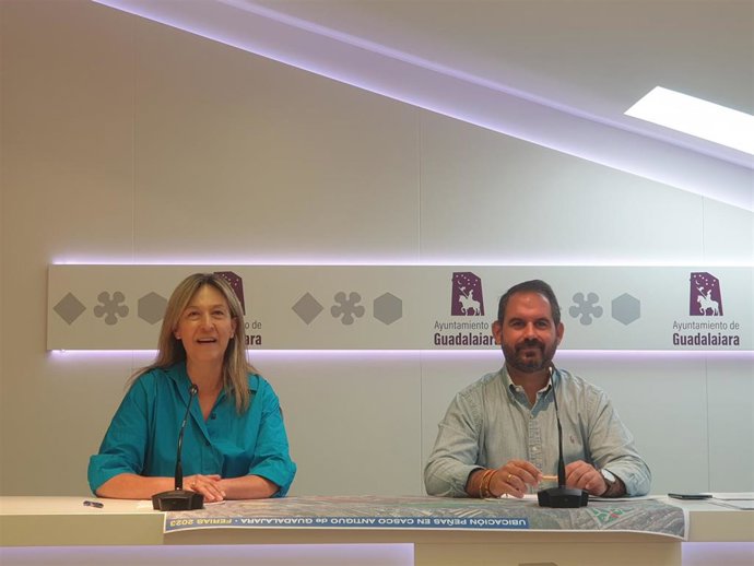 La alcaldesa de Guadalajara, Ana Guarinos, y el concejal de Festejos, Santiago López.