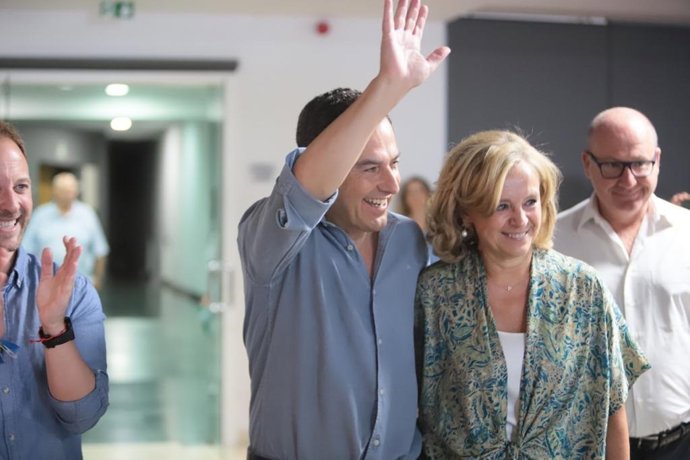 Maria Luisa del Moral con Juanma Moreno