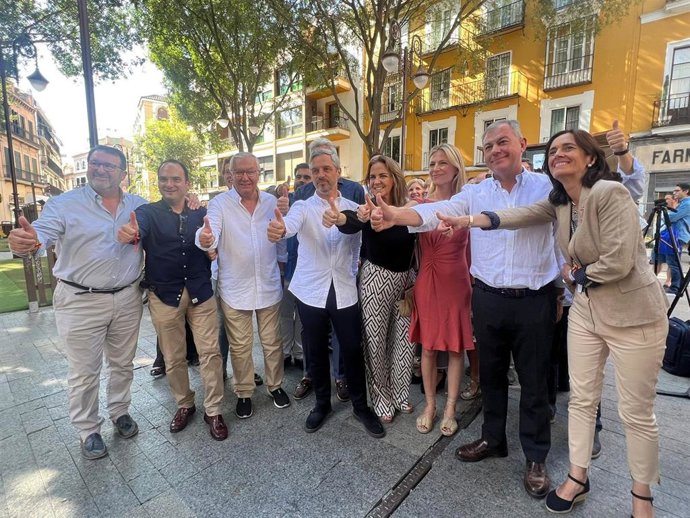 Paseo electoral del Partido Popular al que asisten el alcalde de Sevilla, José Luis Sanz, y el candidato número 1 del PP al Congreso de los Diputados, Juan Bravo, acompañados por otros miembros de la formación política.