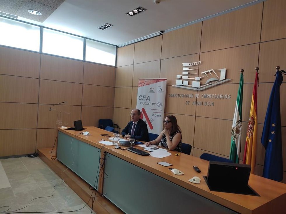 Secretario general de CEA, Luis Fernández-Palacios, y la directora de Programas y Proyectos CEA, Reyes Gómez.