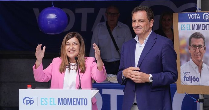 La presidenta del PP de Cantabria y jefa del Ejecutivo regional, María José Sáenz de Buruaga, y el cabeza de lista al Congreso, Félix de las Cuevas, en el acto de cierre de campaña en la Plaza Porticada