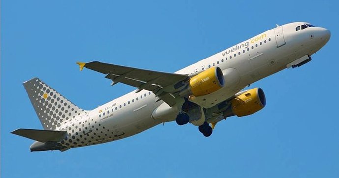 Archivo - Avión de la compañía Vueling