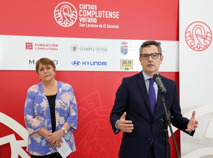 El ministro de la Presidencia, Félix Bolaños, y la expresidenta de Chile Michelle Bachelet durante los Cursos de Verano de la UCM, a 21 de julio de 2023, en San Lorenzo de El Escorial, Madrid (España).