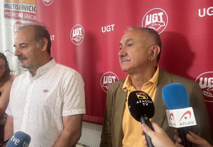 El secretario general de UGT, Pepe Álvarez, y el secretario general del sindicato en Aragón, José Juan Arcéiz, en Zaragoza.