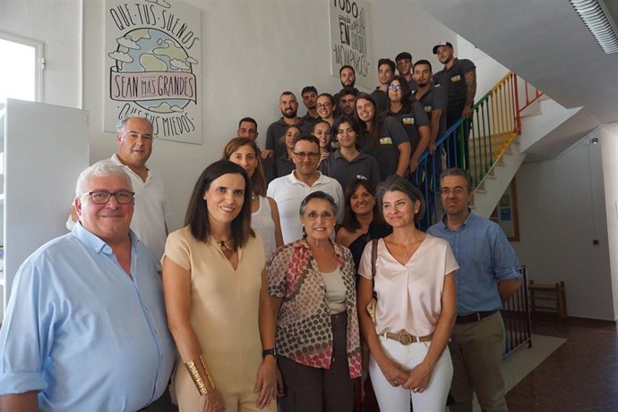 Gálvez (2 izda.) y Flores (centro), con responsables y alumnos de la formación en albañilería.