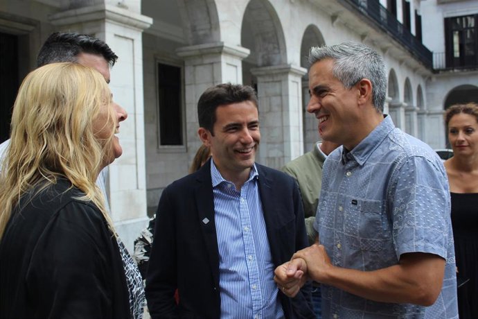 El líder del PSOE de Cantabria, Pablo Zuloaga (derecha), junto a los números 1 y 2 al Congreso, Pedro Casares (tercero por la izda) y Noelia Cobo, en presencia también de Daniel Fernández, portavoz socialista en el Ayuntamiento de Santander