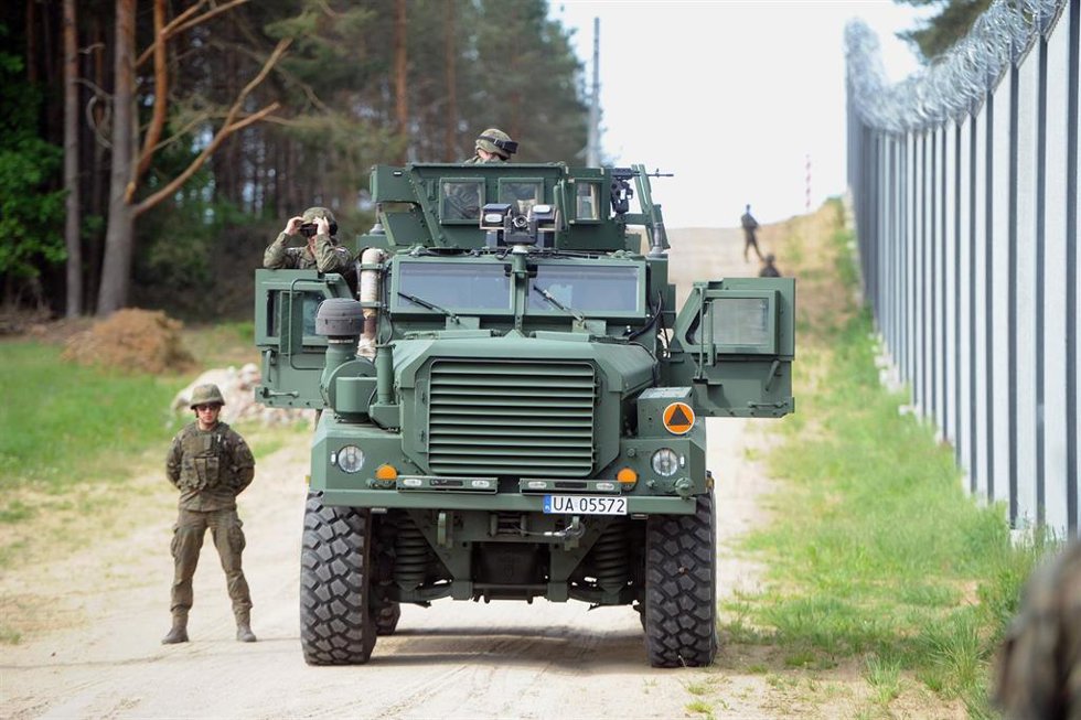 Archivo - Patrulla del Ejército de Polinia supervisa la frontera con Bielorrusia.