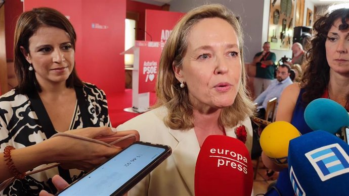 La vicepresidenta del Gobierno y ministra de Asuntos Económicos y Transformación Digital, Nadia Calviño, en un mitin en Oviedo.