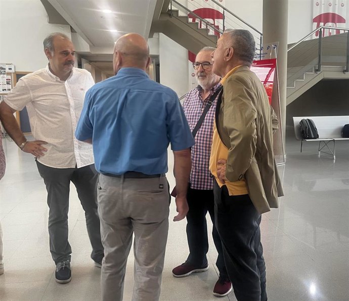 El líder de UGT Aragón, José Juan Arcéiz (i), antes de un acto del sindicato.