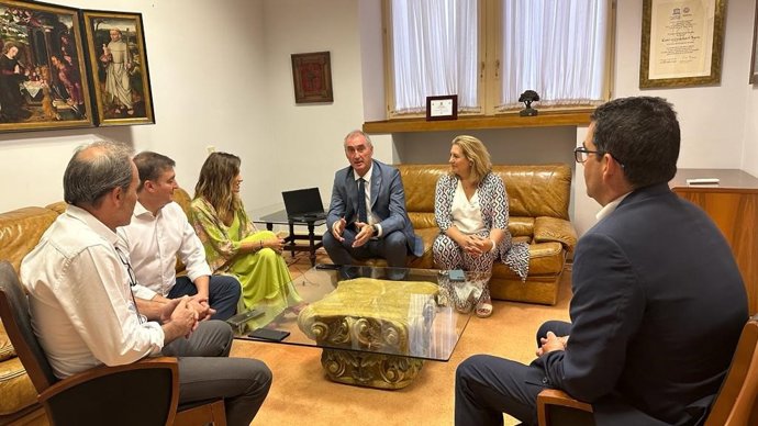 El alcalde y la presidenta de  la Cámara de Comercio durante la reunión.