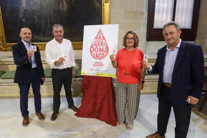 El alcalde de Sevilla, José Luis Sanz, con la delegada de territorial de Salud y Familias, Regina Serrano, en la renovación del convenio de colaboración entre Tussam y el Centro de Transfusión de Sevilla.