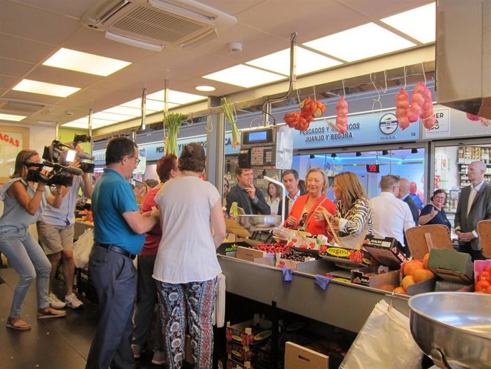 Los cabeza de lista del PP al Congreso y Senado por Zaragoza, Pedro Navarro y Luisa Fernanda Rudi, con la alcaldesa de Zaragoza, Natalia Chueca, en el Mercado Central.