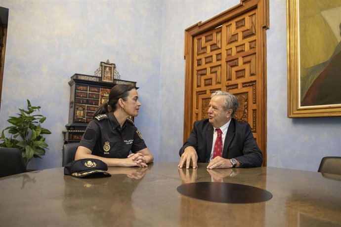 El presidente de la Diputación de Córdoba, Salvador Fuentes, conversa con la nueva comisaria principal de la Policía Nacional en Córdoba, María Dolores López Sánchez.