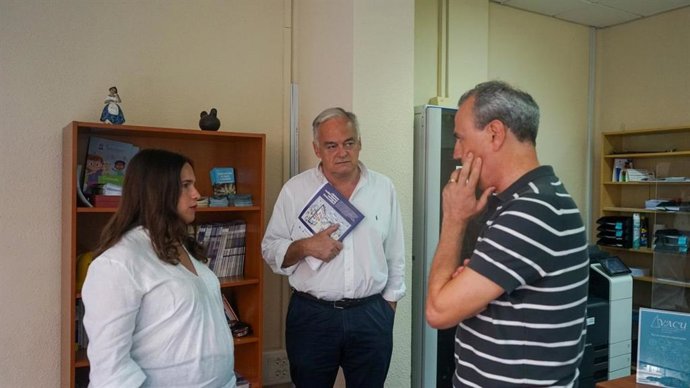 González Pons (c) se reúne con representantes de Avacu