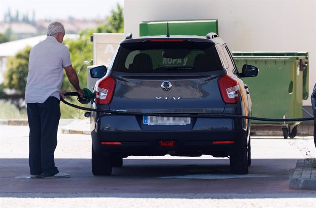 Una persona reposta en una gasolinera, a 14 de julio de 2023, en Madrid (España). El viernes arranca con una nueva subida en el precio de la gasolina y el diésel tras una semana a la baja. El precio de la gasolina se ha encarecido un 0,12% y el del diesel