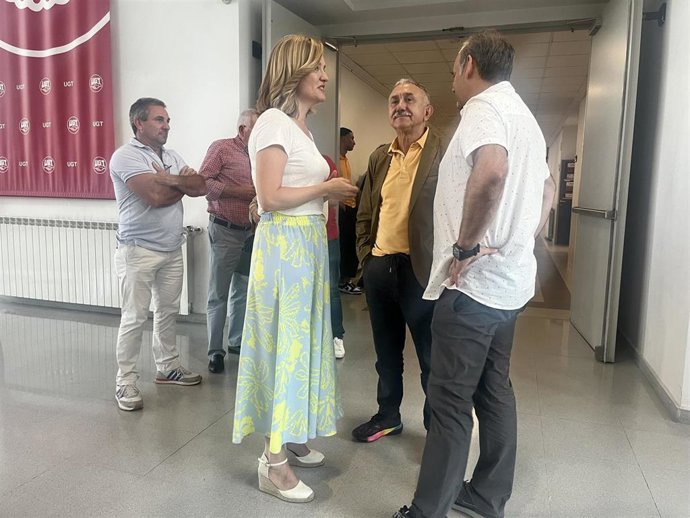 La candidata del PSOE al Congreso por Zaragoza, Pilar Alegría, junto a los líderes de UGT en España y Aragón, Pepe Álvarez y José Juan Arcéiz, en Zaragoza.